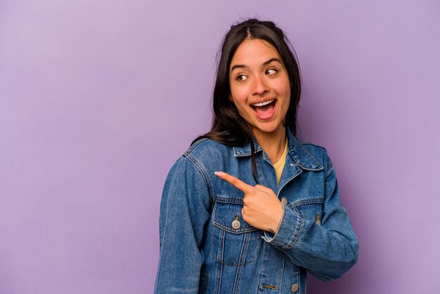 Se ve a un lado sonriendo alegre y agradable