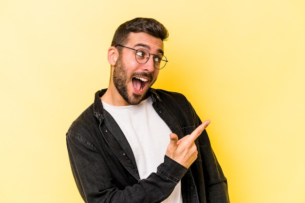Se ve a un lado sonriendo alegre y agradable
