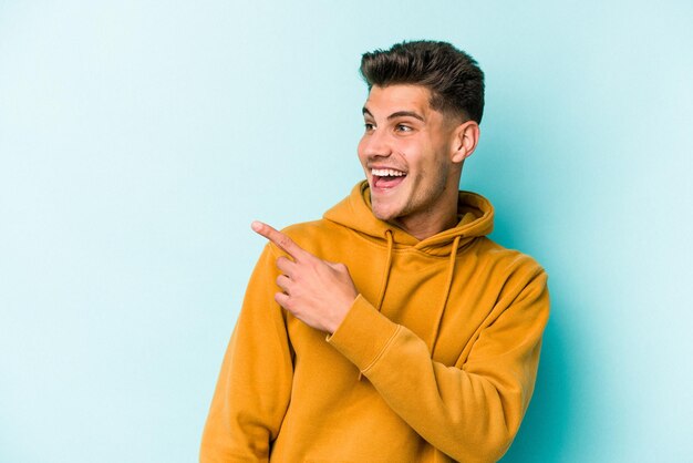 Se ve a un lado sonriendo alegre y agradable