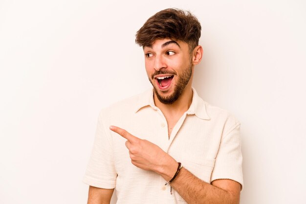 Se ve a un lado sonriendo alegre y agradable