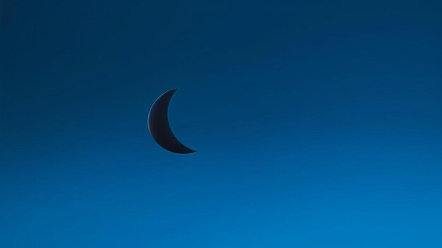 se ve una luna creciente en el cielo.