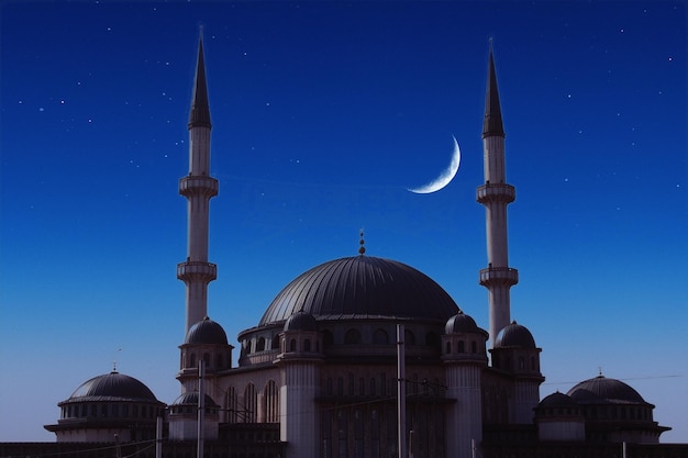 Se ve una luna creciente sobre una mezquita en estambul.