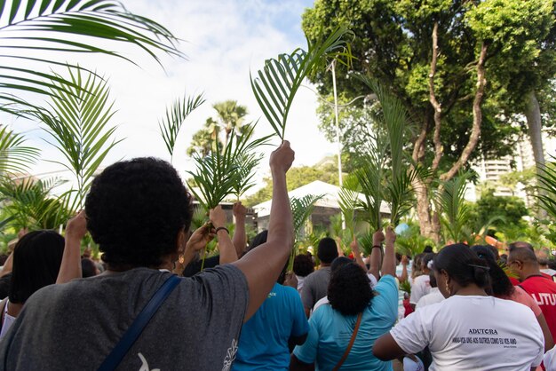 Se ve a multitudes de católicos participando en la procesión del Domingo de Ramos en la ciudad de Salvador Bahia