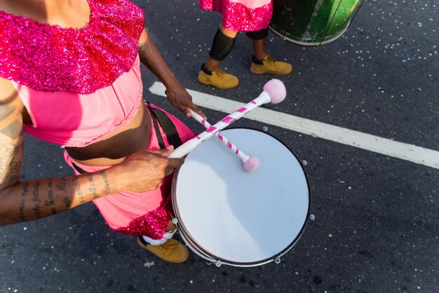 Foto se ve a músicos tocando instrumentos de percusión durante el precarnaval de fuzue en la ciudad de salvador bahia