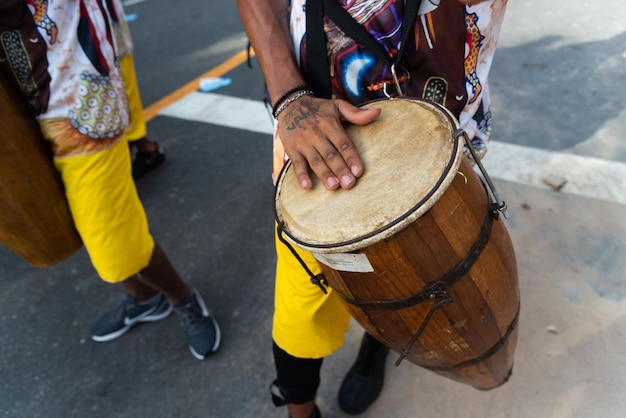 Foto se ve a músicos tocando instrumentos de percusión durante el precarnaval de fuzue en la ciudad de salvador bahia