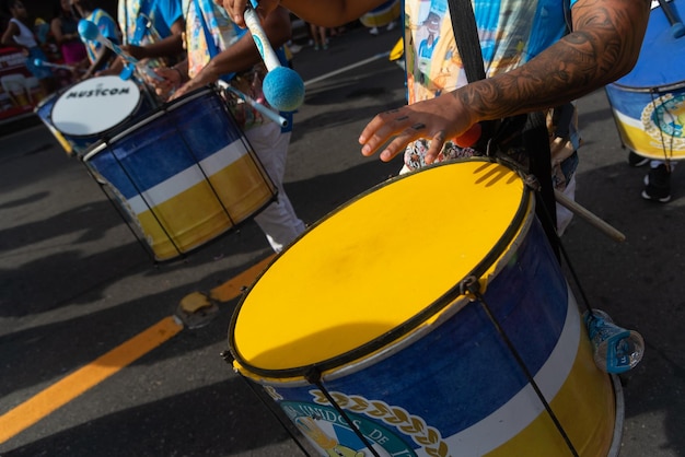 Se ve a músicos tocando instrumentos de percusión durante el precarnaval de Fuzue en la ciudad de Salvador Bahia