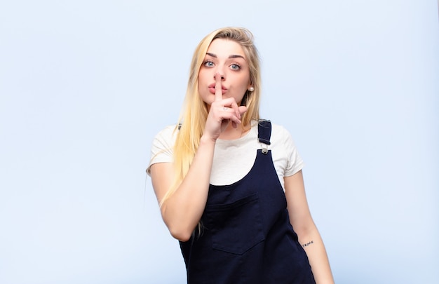 se ve serio y cruzado con el dedo presionado contra los labios exigiendo silencio o silencio, guardando un secreto