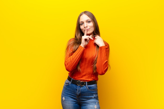 se ve serio y cruzado con el dedo presionado contra los labios exigiendo silencio o silencio, guardando un secreto