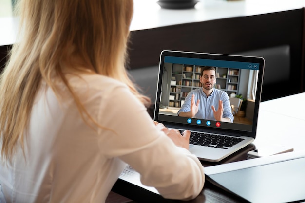 Vea por encima del hombro el empleador escuche al solicitante en la entrevista de trabajo use cam y pc en línea para evitar la propagación del virus corona covid19 epidemia infecciosa colegas que trabajan de forma remota concepto de auto-aislación hr