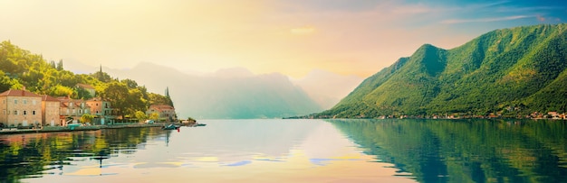 Vea la montaña Lovcen desde la bahía de Kotor y la ciudad de Perast.