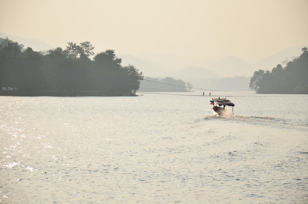 Vea el paisaje de la isla, el lago, el río y la selva montañosa para los tailandeses y los viajeros extranjeros, viaje, visite y acampe, relájese en la presa Kaeng Krachan y el Parque Nacional en Phetchaburi Tailandia