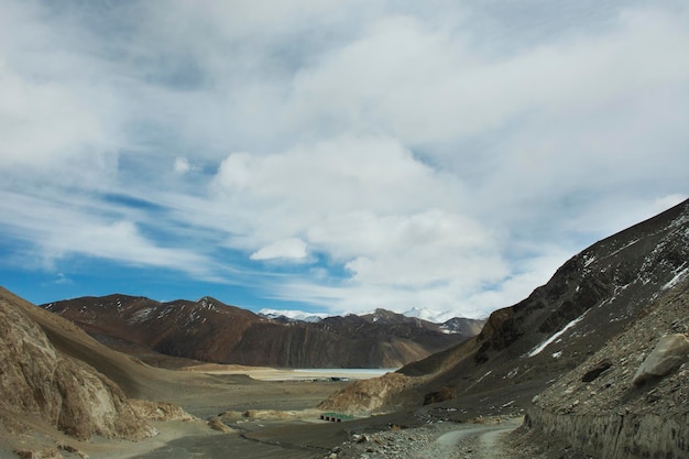 Vea el paisaje con las montañas del Himalaya y el lago de pastizales altos Pangong Tso mientras que la temporada de invierno para los viajeros indios, tibetanos y extranjeros visitan Leh Ladakh en Jammu y Cachemira India