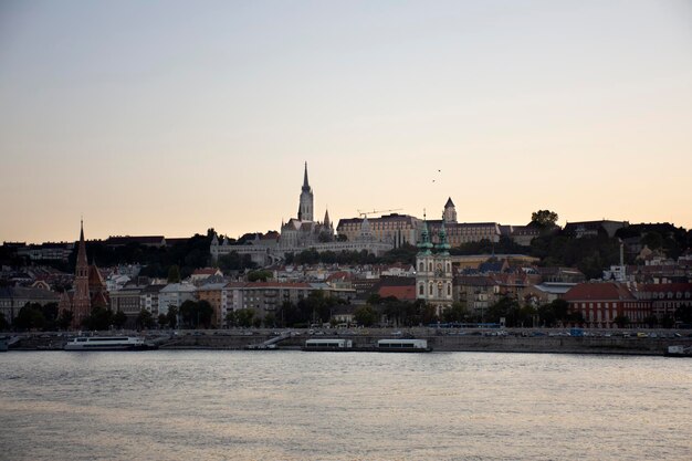 Vea el paisaje y el paisaje urbano del casco antiguo de Budapest y la Colina del Castillo de Budapest o el Palacio Real del Castillo de Buda con el río Delta del Danubio y el Puente de las Cadenas de Budapest con cruceros turísticos en Budapest Hungría