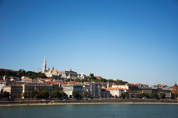 Vea el paisaje y el paisaje urbano del casco antiguo de Budapest y la Colina del Castillo de Budapest o el Palacio Real del Castillo de Buda con el río Delta del Danubio y el Puente de las Cadenas de Budapest con cruceros turísticos en Budapest Hungría