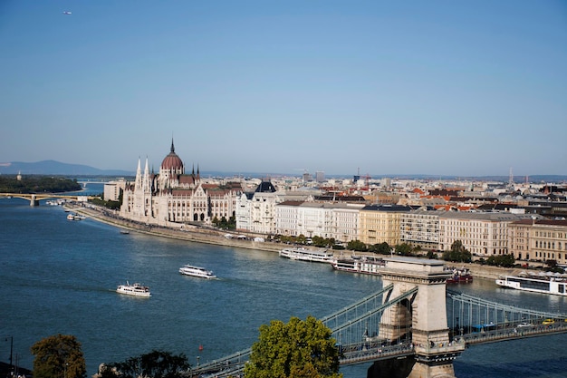 Vea el paisaje y el paisaje urbano de la ciudad vieja de Budapest y el Parlamento húngaro con cruceros turísticos en el río Delta del Danubio y el Puente de las Cadenas de Budapest en Budapest Hungría