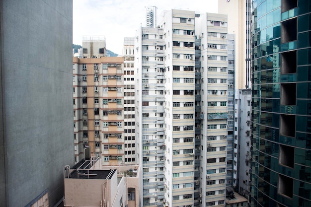 Vea el paisaje y el paisaje urbano con un edificio alto en Causeway Bay el 9 de septiembre de 2018 en Hong Kong, China