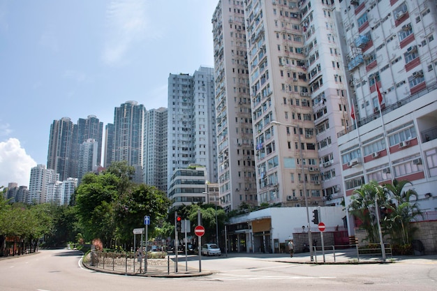 Vea el paisaje y el paisaje urbano con el edificio alto de Kennedy Town el 4 de septiembre de 2018 en Hong Kong China