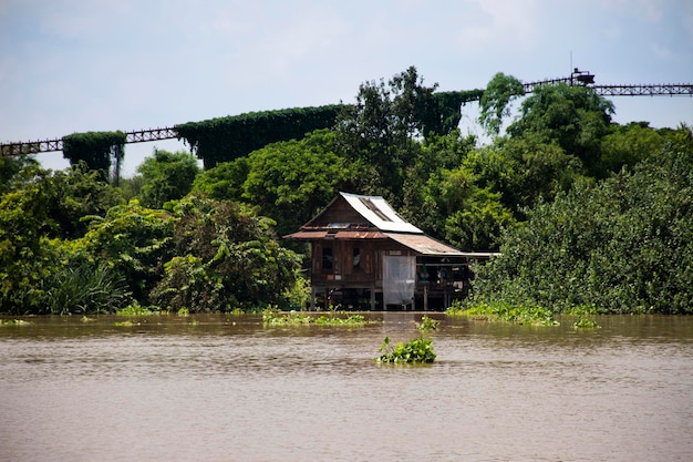 Vea el paisaje y el río chao phraya con una casa antigua y una antigua casa retro en la ciudad ribereña de Pathumthani y el agua en movimiento mientras el agua del norte es alta y se inunda en Pathum Thani Tailandia