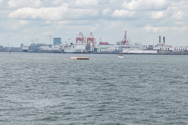 Vea el puerto de Dublín Oof desde el sitio del paseo de Poolbeg.