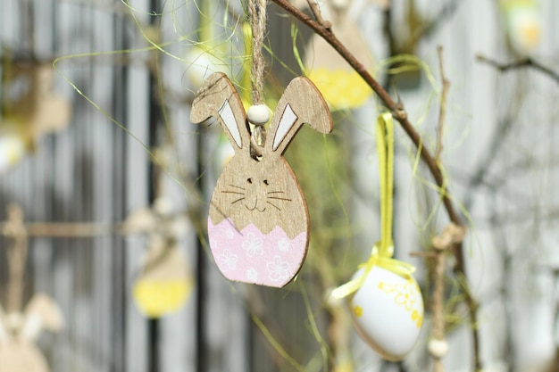 Vea por la ventana con los conejitos de Pascua