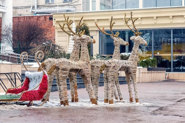 Veado de brinquedo decorativo em uma rua da cidade durante as celebrações de Natal e Ano Novo em Khmelnytskyi Ucrânia