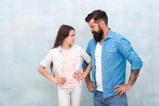 A veces, la crianza de los hijos se trata de malentendidos Conflicto familiar Hombre hipster barbudo y niña Concepto de confrontación Hombre con el ceño fruncido e hija seria Resolución de conflicto Conflicto y ofensa