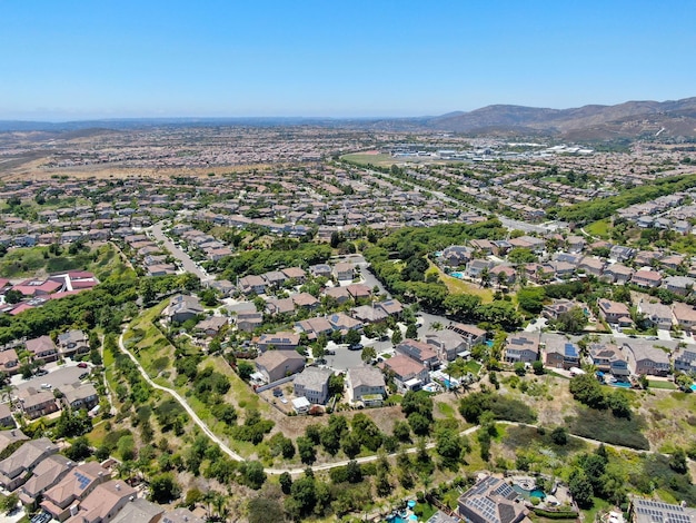 Vecindario suburbano con vistas aéreas con grandes villas una al lado de la otra en San Diego, California del Sur