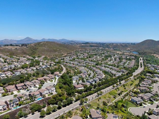 Vecindario suburbano con vistas aéreas con grandes villas una al lado de la otra en San Diego, California del Sur