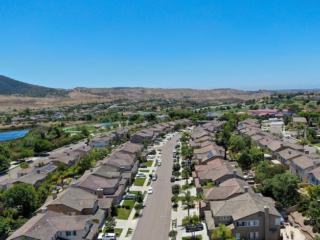 Vecindario suburbano con vistas aéreas con grandes villas una al lado de la otra en San Diego, California del Sur