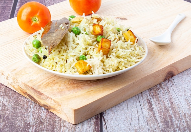 Veg biryani indiano ou veg pulav com queijo e ervilhas verdes