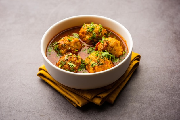 Veg Kofta Curry é um prato de molho indiano exótico feito de bolinhos de vegetais misturados mergulhados em molho de cebola e tomate