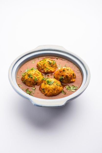 Veg Kofta Curry es un exótico plato de salsa india hecho con una mezcla de albóndigas de verduras sumergidas en una salsa a base de cebolla y tomate.