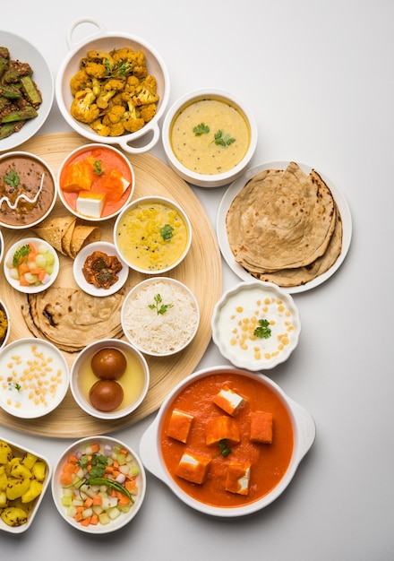 Veg Thali hindú indio o plato de comida, enfoque selectivo