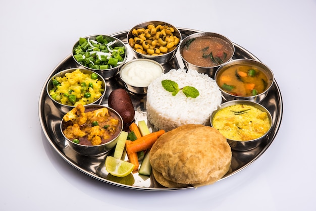 Veg Thali indio o hindú también conocido como plato de comida es un almuerzo o cena completa, primer plano, enfoque selectivo