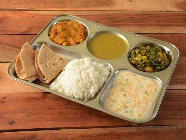 Veg Thali de un plato de comida de la cocina india consiste en una variedad de verduras, lentejas, arroz, etc. enfoque selectivo