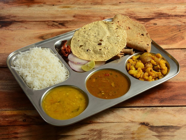 Veg Thali von einer indischen Küche besteht aus einer Vielzahl von Gemüse, Linsenriceroti, Papad usw., selektiver Fokus
