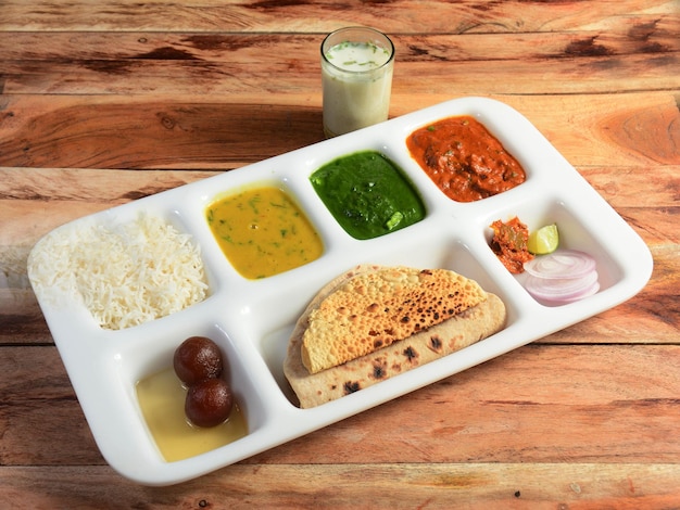 Veg Thali von einer indischen Küche besteht aus einer Vielzahl von Gemüse, Palak Paneer, Linsen, Rajma-Reis, Roti und Papad, selektiver Fokus