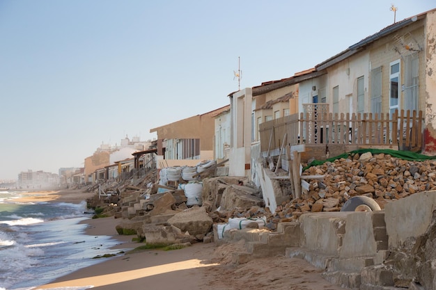 Vega Baja del Segura Guardamar casas golpeadas por el mar en la playa Babilonia