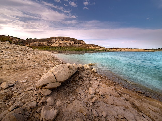 Foto vega baja del segura embalse o pantano de la pedrera un lago azul turquesa