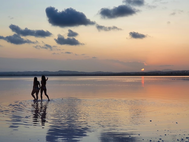 Vega Baja del Segura Torrevieja Paisajes y reflejos de siluetas en las salinas al atardecer