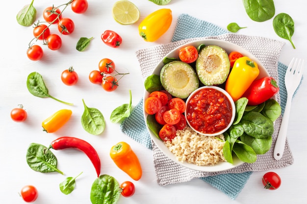 Vegan Buda Bowl. almuerzo saludable con aguacate, tomate, pimientos, quinua y salsa