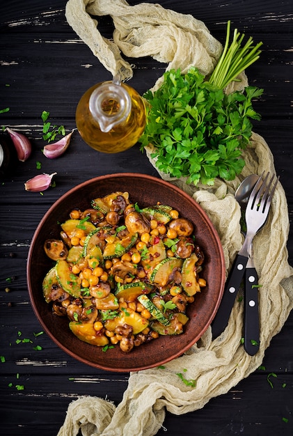 Vegan Rühren braten von Pilzen, Zucchini und Kichererbsen