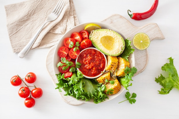 Vegane Buddha-Schale. gesunde Lunch Bowl mit Avocado, Tomate, Mais und Salsa