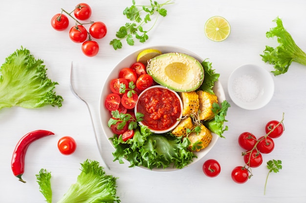 Vegane Buddha-Schale. gesunde Lunch Bowl mit Avocado, Tomate, Mais und Salsa