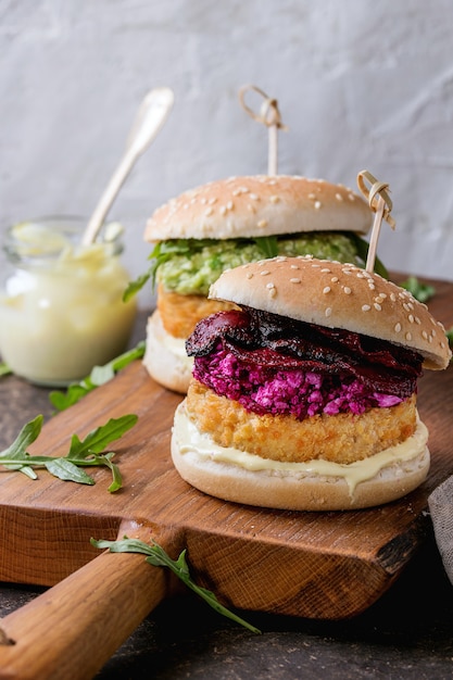 Vegane Burger mit Avocado, Rote Beete und Sauce