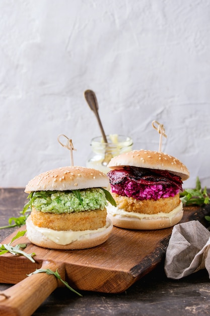 Vegane Burger mit Avocado, Rote Beete und Sauce