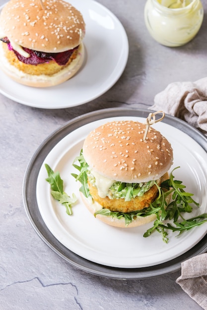 Vegane Burger mit Avocado, Rote Beete und Sauce