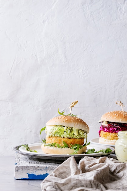 Vegane Burger mit Avocado, Rote Beete und Sauce