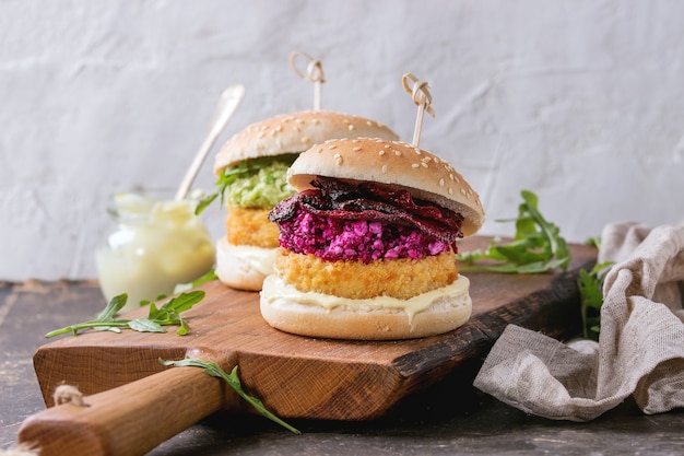 Vegane Burger mit Avocado, Rote Beete und Sauce