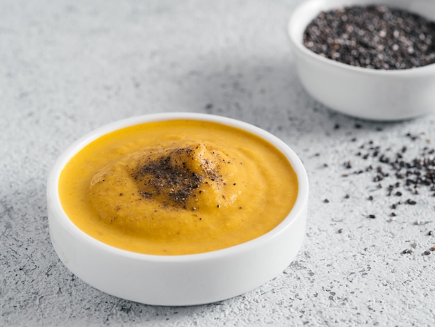 Vegane cremige Cheddar-Käsesauce mit Chiasamen